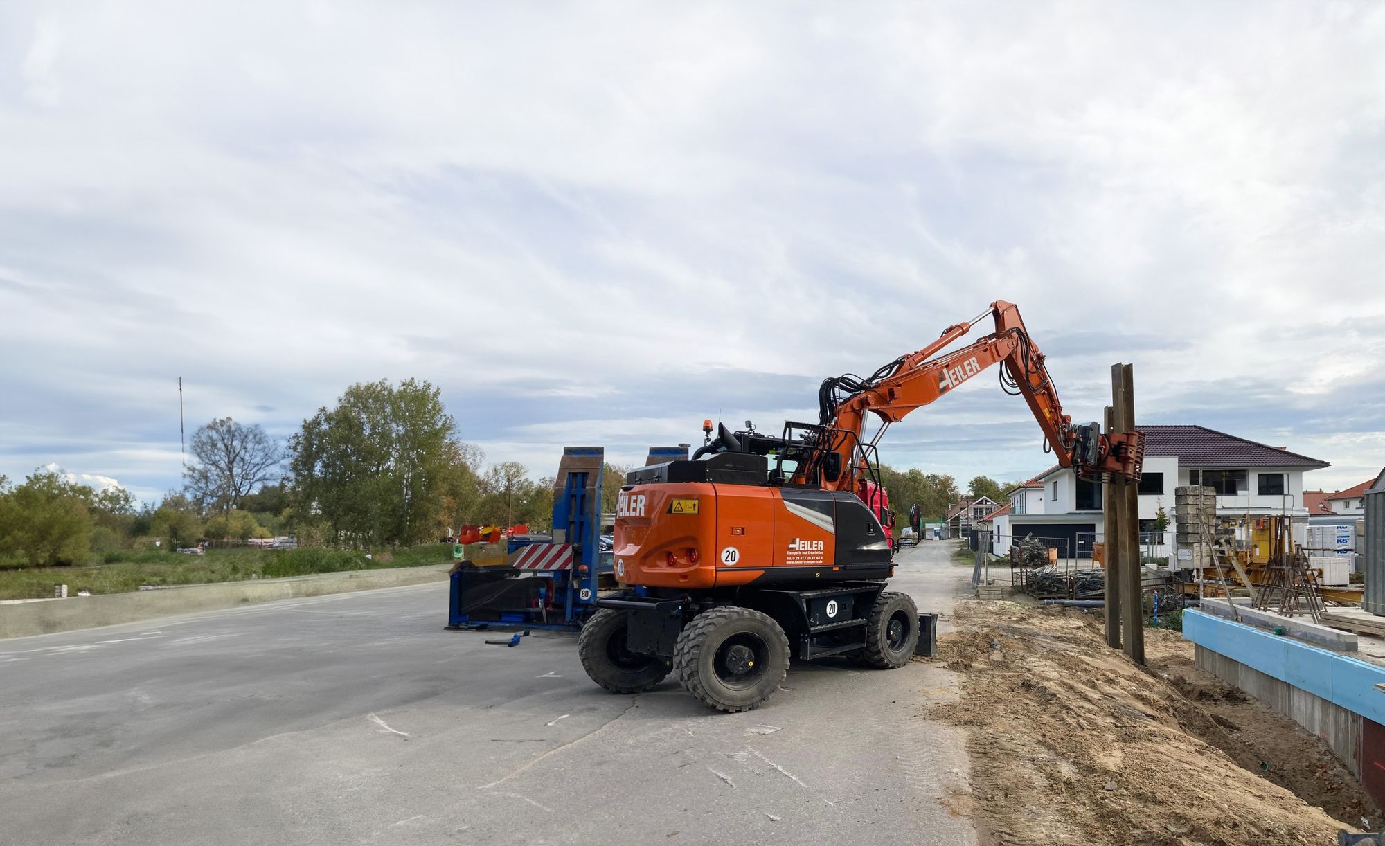 oranger Bagger von Heiler auf einer Baustelle